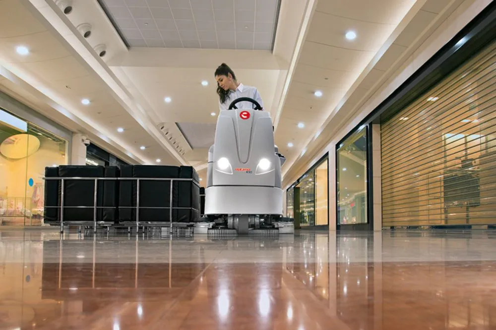 Comac Optima 100B gulvvaskemaskin sittepå 8000kvm